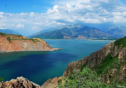 Agua turquesa entre colinas secas de verano en la cordillera de Ugam-Chatkal, al noreste de Taskent.