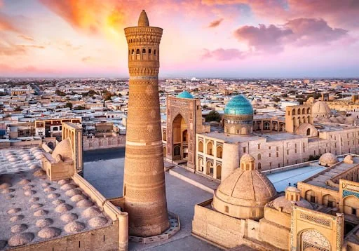 مئذنة سنة 1127 تعلو بخارى، وقد حُزّم بدنها باثنتي عشرة زخرفة آجُرّية مختلفة.