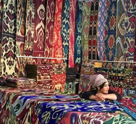 Margʻilon ustaxonasida osilgan abrbandi ipak toʻplari; naqsh chetlari ataylab yoyiq qoldirilgan.