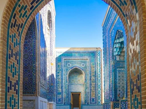 الممرّ الضيّق المكسوّ بالقاشاني في مقبرة شاه زنده بسمرقند، تحفّه بوابات الأضرحة.