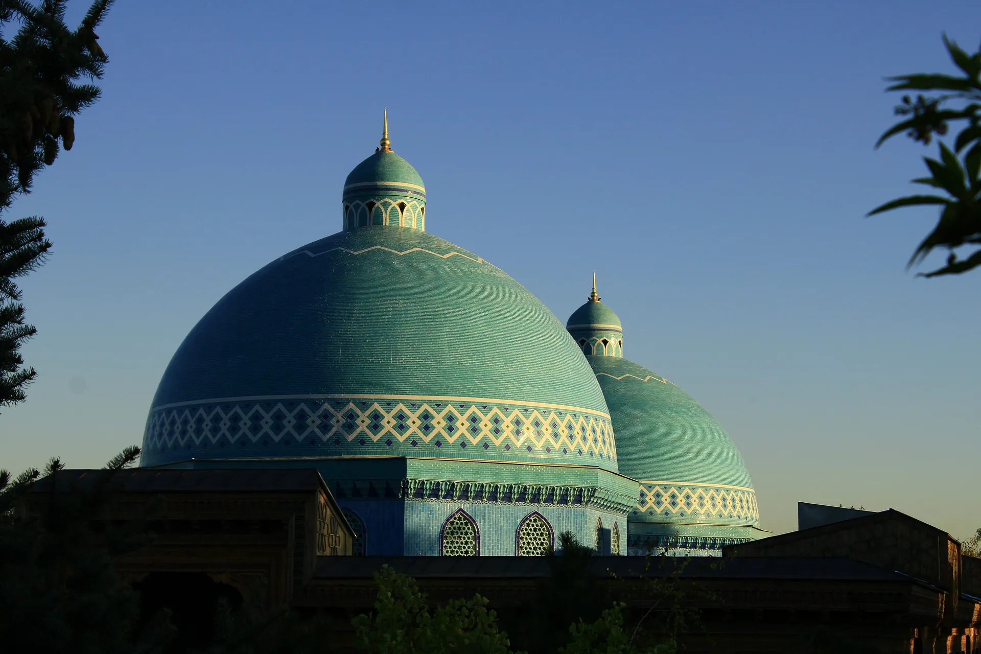 The turquoise domes of the “Memory of the Martyrs” complex in Tashkent, which honours the victims of Soviet repression — among them the Jadids.